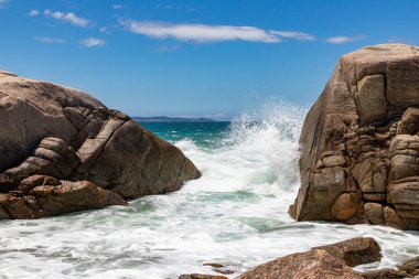 Quatro Ilhas sahilinde dalgalar ve kayalar, Bombinhas, Santa Catarina, Brezilya