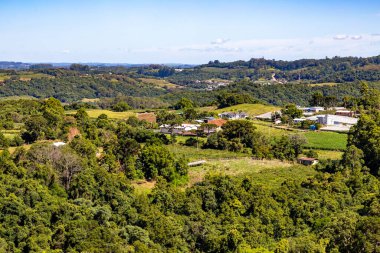 Orman ve çiftlikleri olan vadi, Otavio Rocha, Flores da Cunha, Rio Grande do Sul, Brezilya
