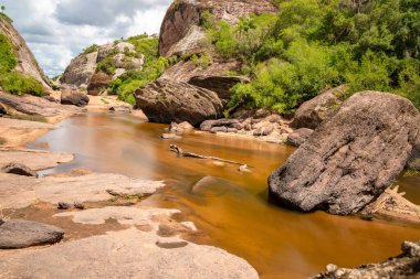 Jeolojik oluşumlar, nehir ve bitki örtüsü, Rincao do Inferno, Bage, Rio Grande do Sul, Brezilya