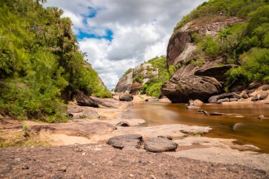 Jeolojik oluşumlar, nehir ve bitki örtüsü, Rincao do Inferno, Bage, Rio Grande do Sul, Brezilya