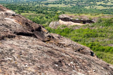 Jeolojik oluşum ve orman, Cacapava do Sul, Rio Grande do Sul, Brezilya