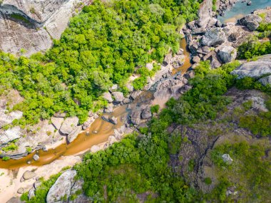 Jeolojik oluşum ve bitki örtüsünün hava manzarası, Rincao do Inferno, Bage, Rio Grande do Sul, Brezilya