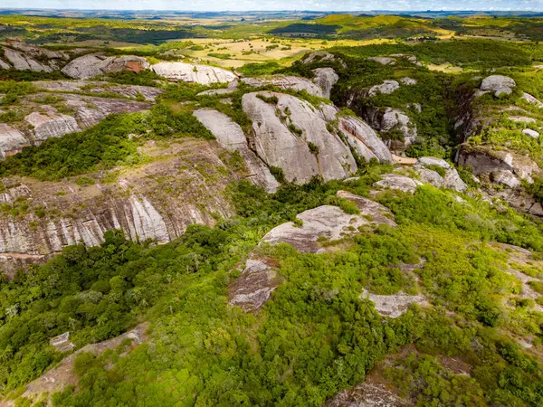 Jeolojik oluşum ve bitki örtüsünün hava manzarası, Rincao do Inferno, Bage, Rio Grande do Sul, Brezilya