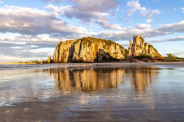 Guarita parkında gün doğumu bulutlar, yansımalar ve deniz kuşlarıyla, Torres, Rio Grande do Sul, Brezilya