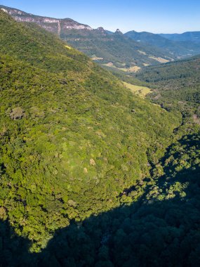 Orman ve kayalarla kaplı bir vadi, Tres Forquilhas, Rio Grande do Sul, Brezilya