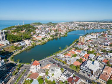 Violao Gölü ve şehir merkezi, Torres, Rio Grande do Sul, Brezilya