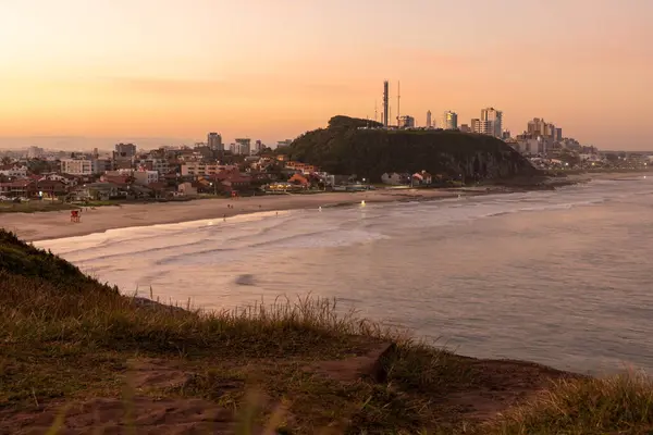 巴西南里约格朗德多托雷斯日落时的卡尔海滩和灯塔 — 图库照片