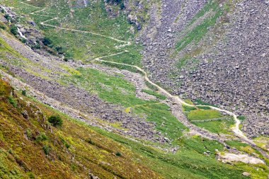 Wicklow Dağı, Wicklow, İrlanda 'daki kayaların etrafındaki patikalar