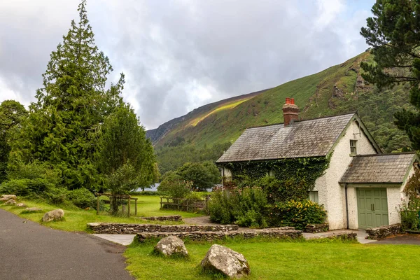 Huis Met Tuin Bomen Berg Achtergrond Wicklow Ierland — Stockfoto