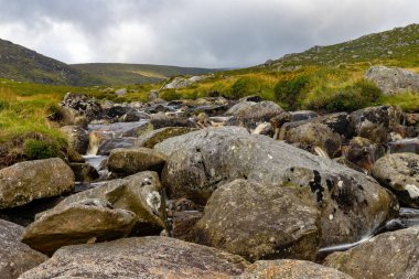 Wicklow Dağı 'ndaki nehir ve kayalar, Wicklow, İrlanda