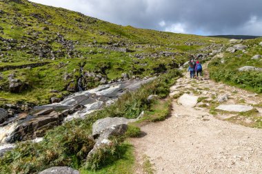 Wicklow Dağı, Wicklow, İrlanda 'da şelaleli ve kayalıklı patika