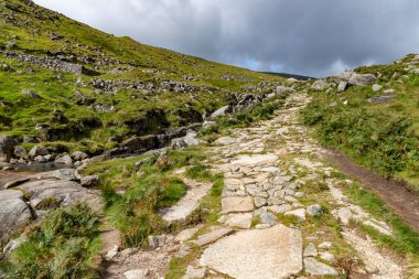Wicklow Dağı, Wicklow, İrlanda 'da kayalıklı patika