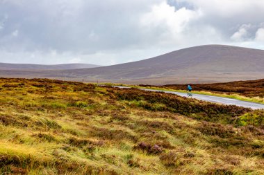 Bataklık ve dağlarla, Wicklow, İrlanda 'da Sally boşluğunda bisiklet sürmek