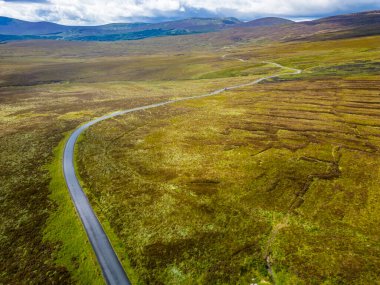 Aerialview of Road, arka planda dağlar olan bataklıklar Sally Gap, Wicklow, İrlanda