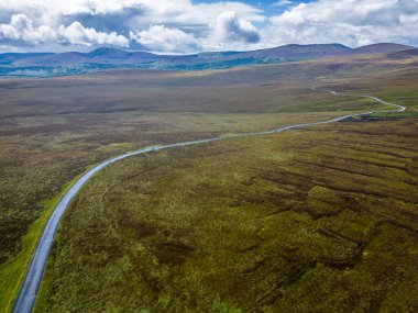 Aerialview of Road, arka planda dağlar olan bataklıklar Sally Gap, Wicklow, İrlanda