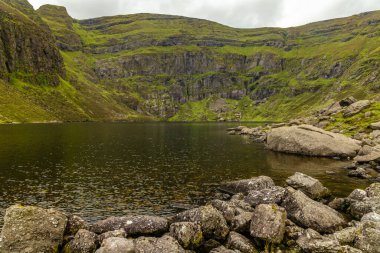 Kaya ve bitki örtülü Coumshingaun Lough, Waterford, İrlanda