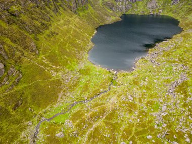 Kayalar ve bitkilerle dolu Coumshingaun Lough 'un havadan görünüşü, Waterford, İrlanda
