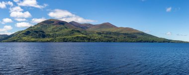Lough Leane Gölü, Killarney, Kerry, İrlanda 'da Dağları, Ağaçları ve bitkileri olan Panorama