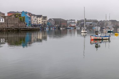 Dungarvan rıhtımında tekneler, Waterford, İrlanda