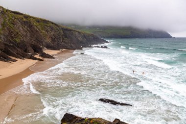 Coumeenoole sahilinde kayalıklar, sahil ve dalgalar, Dingle, Kerry, İrlanda