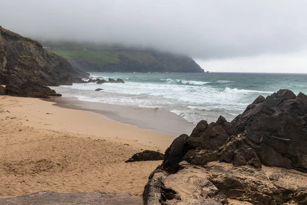 Cliffs Παραλία Και Κύματα Στην Παραλία Coumeenole Dingle Kerry Ιρλανδία — Φωτογραφία Αρχείου
