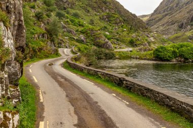 Dunloe Gap 'teki yollar ve dağlar kayalar ve bitki örtüsüyle, Killarney, Kerry, İrlanda