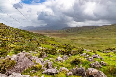 Dromalonhurt, Kerry, İrlanda 'daki dağlar, kayalar ve tarlalar