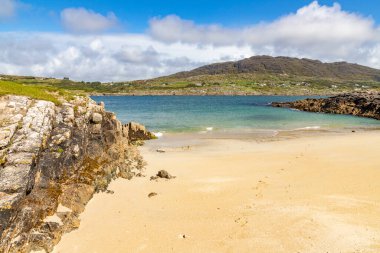 Sahilde dağ ve arka planda evler, Dogs Bay, Roundstone, Conemara, Galway, İrlanda