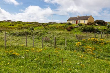 Tipik İrlanda evi Omey Adası, Gooreen, Galway, İrlanda
