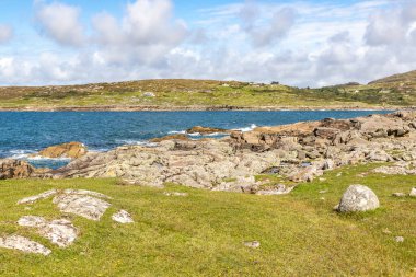 Taşlı ve otlu plaj, Dogs Bay, Roundstone, Conemara, Galway, İrlanda