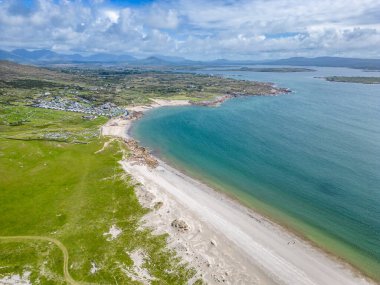 Dogs Bay, Roundstone, Conemara, Galway, İrlanda 'daki sahil manzarası