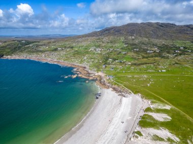 Dogs Bay, Roundstone, Conemara, Galway, İrlanda 'daki sahil manzarası