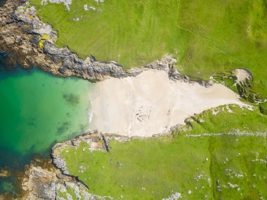 Çimenli, taşlı ve kumlu sahil, Dogs Bay, Roundstone, Conemara, Galway, İrlanda