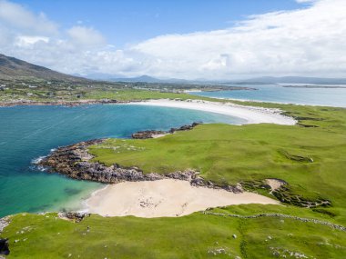 Çimenli, taşlı ve kumlu sahil, Dogs Bay, Roundstone, Conemara, Galway, İrlanda