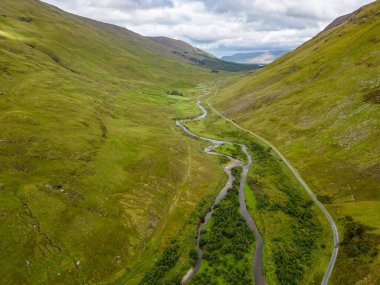 Glenummera nehri çevresindeki yol, Mayo ilçesi, İrlanda