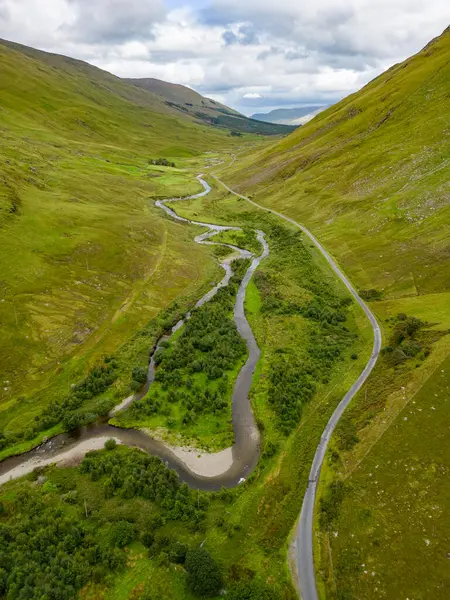 Glenummera nehri çevresindeki yol, Mayo ilçesi, İrlanda
