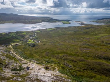 Granuaile Döngü Yolu 'nun hava manzarası kayalar, çiçekler ve bitki örtüsü, Derreen, Achill Adası, Mayo, İrlanda