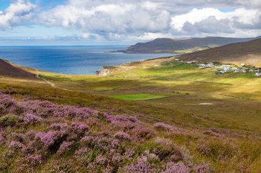 Granuaile Döngü Yolu 'ndaki Ashleam köyü, Achill Adası, Mayo, İrlanda