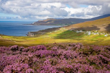 Granuaile Döngü Yolu 'ndaki Ashleam köyü, Achill Adası, Mayo, İrlanda