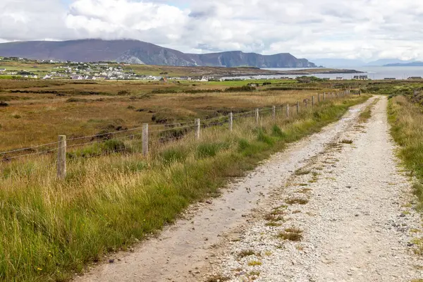 Tipik İrlandalı çiftlik evi Keel West, Slievemore, Achill Island, Mayo, İrlanda