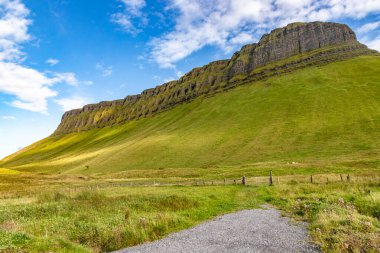 Kayalar ve bitkilerle Benbulbin Dağı, Barnaribbon, County Sligo, Irlanda