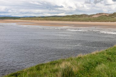 Tullan Strand, Bundoran, Donegal, İrlanda 'daki sörfçüler