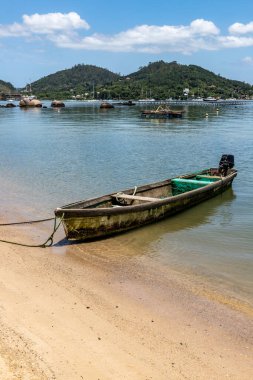Sahilde tekne, Santo Antonio de Lisboa, Florianopolis, Santa Catarina, Brezilya