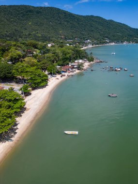 Sahili ve ormanı olan Santo Antonio de Lisboa köyü, Florianopolis, Santa Catarina, Brezilya