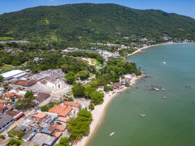 Sahili ve ormanı olan Santo Antonio de Lisboa köyü, Florianopolis, Santa Catarina, Brezilya