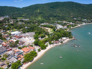 Sahili ve ormanı olan Santo Antonio de Lisboa köyü, Florianopolis, Santa Catarina, Brezilya