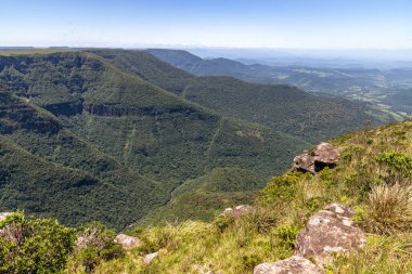 Fortaleza Kanyonu 'ndaki orman, kayalar ve dağlar, Cambara do Sul, Rio Grande do Sul, Brezilya