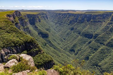 Orman, nehir, kayalar ve dağlar Fortaleza Kanyonu, Cambara do Sul, Rio Grande do Sul, Brezilya