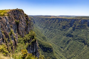 Orman, nehir, kayalar ve dağlar Fortaleza Kanyonu, Cambara do Sul, Rio Grande do Sul, Brezilya