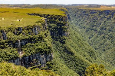 Fortaleza Kanyonu 'ndaki uçurum ve şelale, Cambara do Sul, Rio Grande do Sul, Brezilya
